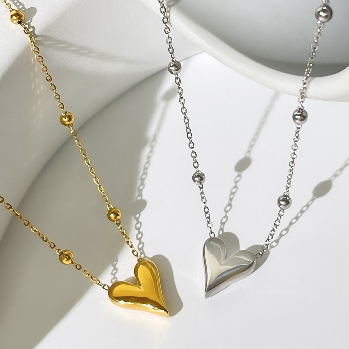 Cross-border simple small peach heart bead chain glossy love titanium steel pendant gold plated non-fading all-match niche necklace for women