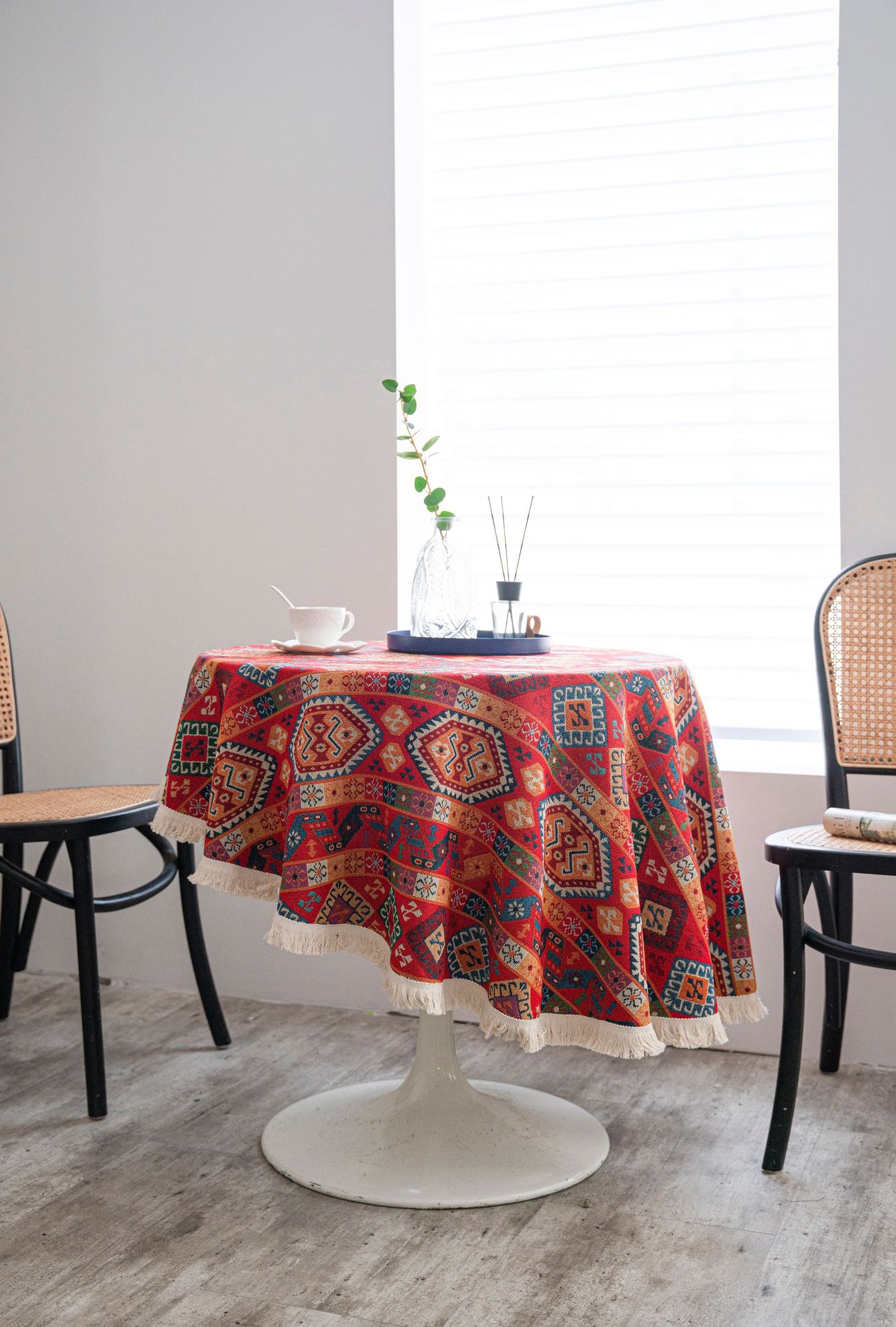 红色徽章+ 白须圆形