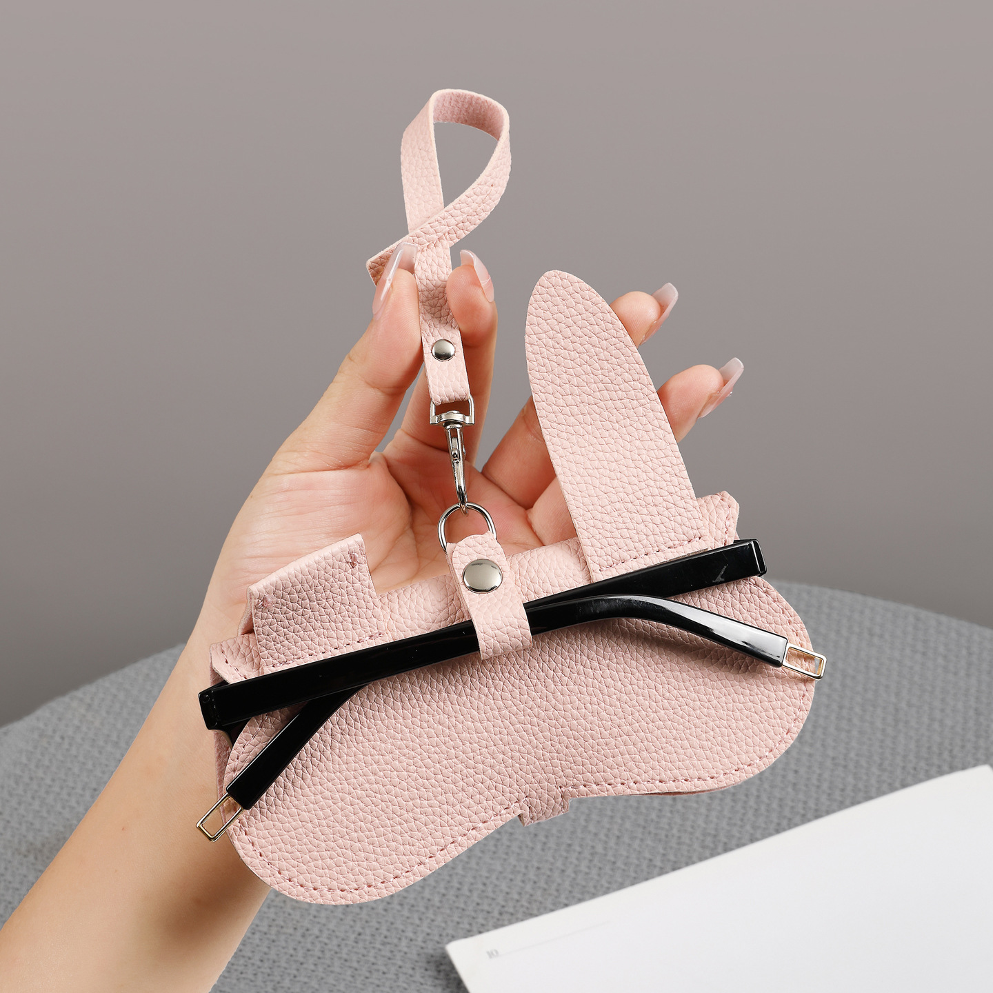 Caja de gafas encantadora de dibujos animados, gafas de sol portátiles para hombres y mujeres, bolsa de almacenamiento para gafas de miopía, bolsa de gafas, colgante