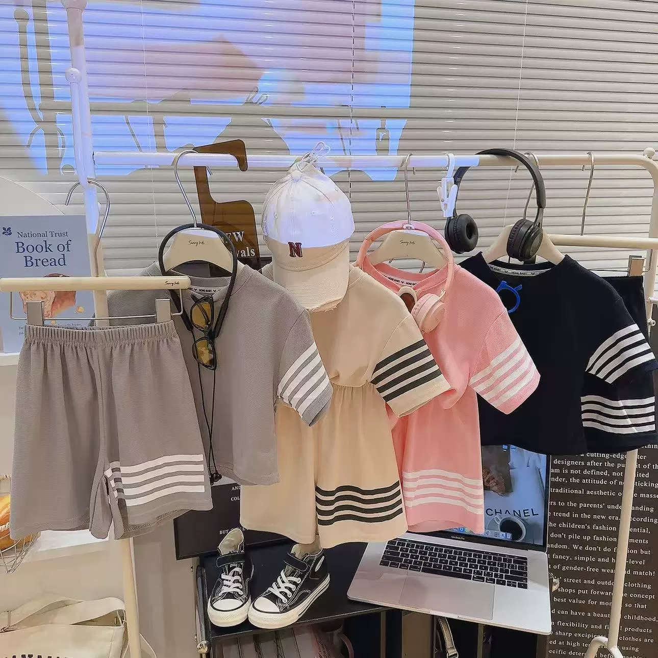 Индивидуальный спортивный костюм 2025 года для мальчиков и девочек, повседневные укороченные шорты с коротким рукавом, стильный двухкомплектный набор для мальчиков.