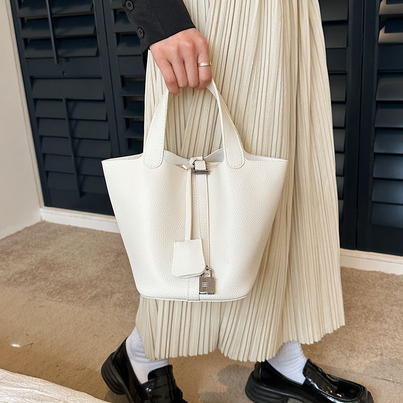 Bolsa de diseño de nicho de alta gama para mujeres 2023 nueva moda de moda simple bolsa de cubo popular bolsa de cesta de verduras portátil