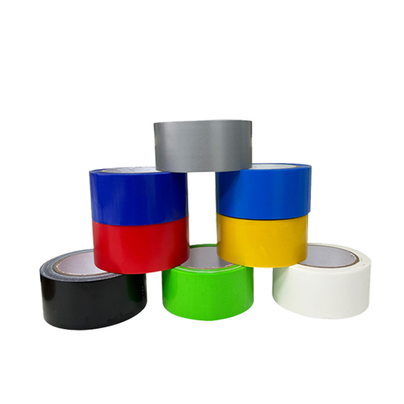 Los fabricantes venden al por mayor cinta a base de tela de un solo lado color 50 m película de mantillo adhesiva fuerte sin dejar marcas alfombra a prueba de viento cinta a base de tela