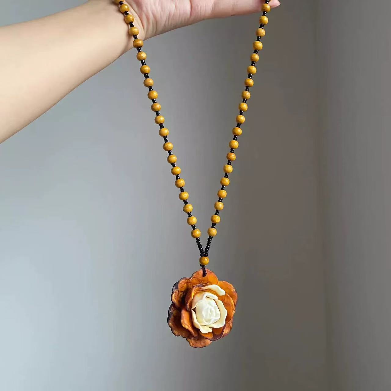77#Brown flower necklace