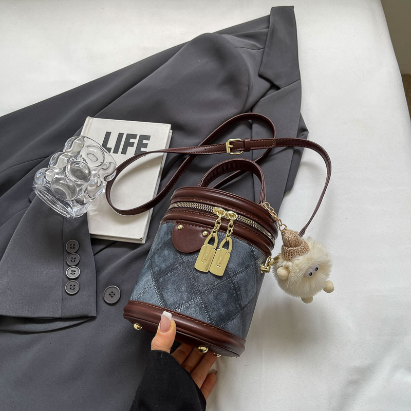 Bolso de mano popular este año, bolso de mano caliente para mujeres 2024, nuevo bolso de tendencia universal, bolso de balde de color de choque de alto nivel