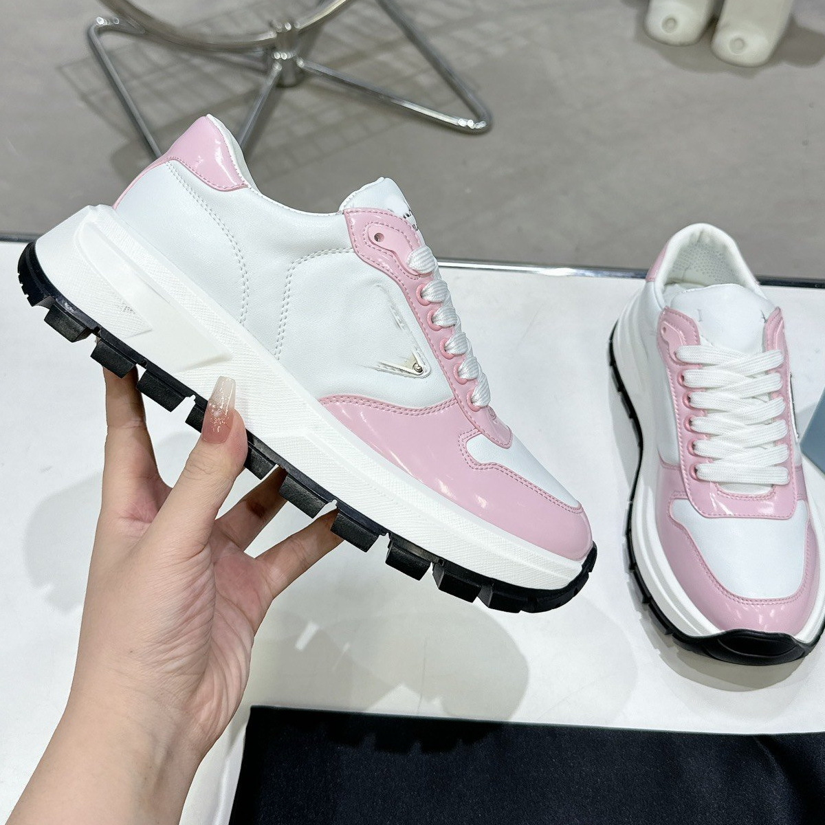 Zapatos deportivos casuales de color pequeño zapato blanco alto zapato de baloncesto zapatos de carrera con suela gruesa diente botas cortas zapatos planos con suela gruesa