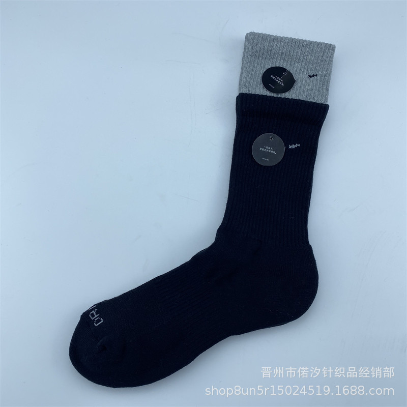 2023新品の偽の2つのつなぎ合わせのスポーツの靴下の中で筒の高い筒の男女の同項のマカロンカラーの厚いタオルの底