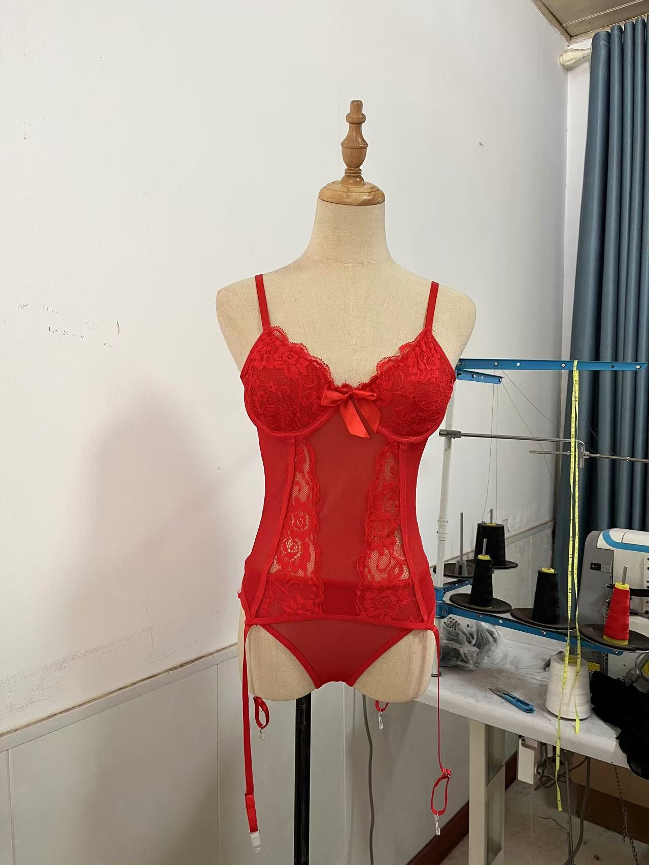 Sexy lingeriesæt til kvinder med body og strømper_voghion.com