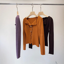 秋装女装高级感韩版气质显瘦木耳边V领款针织衫月牙扣设计感毛衣