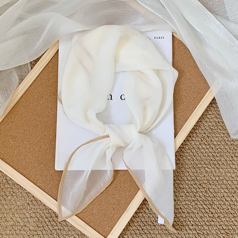 Fondo blanco del lado caqi