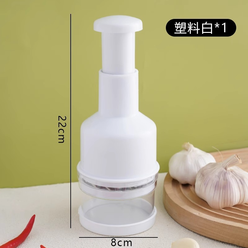 ナイフをたたいてステンレスの手押し式の野菜切り器の台所は手動でニンニクの泥をいじります。|undefined