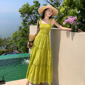 夏季新款海边度假连衣裙甜美性感镂空刺绣蝴蝶结系带吊带裹胸长裙