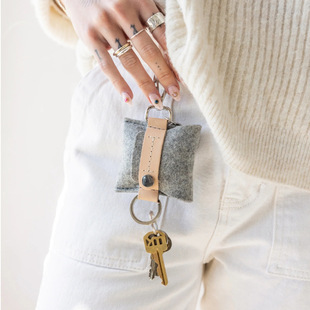 The new stitching felt bluetooth headset protective cover is suitable for airpords wireless headset bag keychain pendant