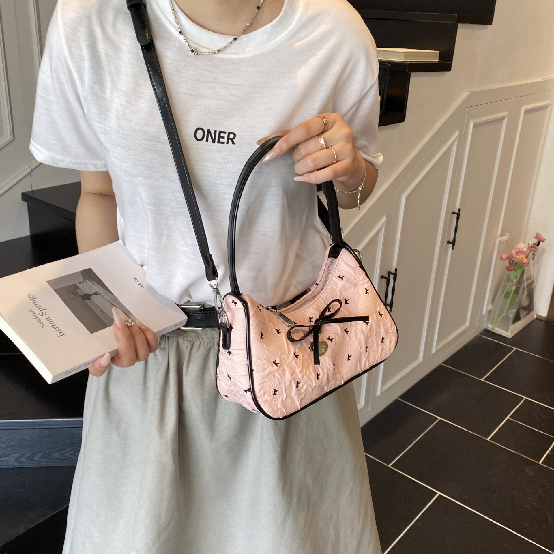 Bolso de axila con lazo de diseño de nicho para mujer 2025 nuevo bolso de mensajero de hombro de moda bolso de palo francés dulce
