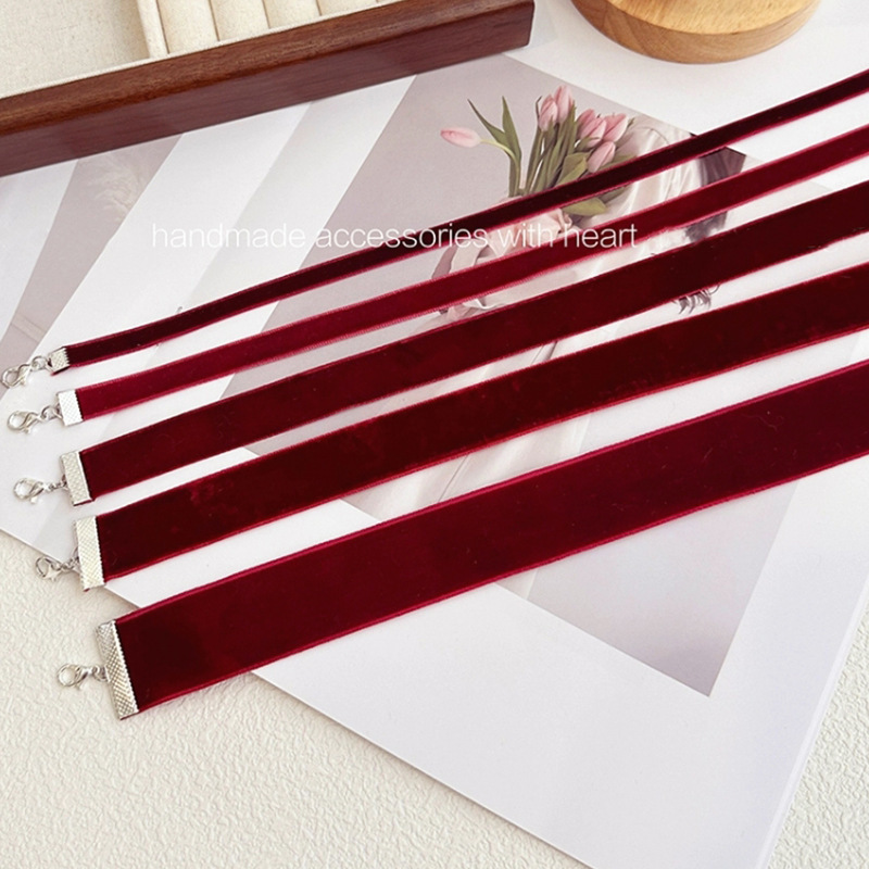 Wine red velvet choker collar ~ retro simple velvet necklace female jewelry clavicle chain Fashion necklace Wine red velvet choker collar ~ retro simple velvet necklace female jewelry clavicle chain Fashion necklace