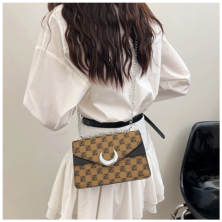 Korean version armpit small square 2024 new texture fashionable letter printed handbag personalized single shoulder_voghion.com
