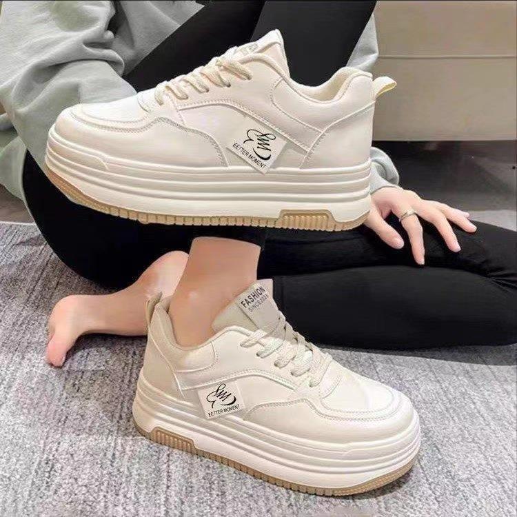 Zapatos de skate muffin de primavera de mujeres super caliente 2024 primavera nuevos zapatos blancos con suela gruesa aumentada ocio de alto valor de cara zapatos de skate de mujer