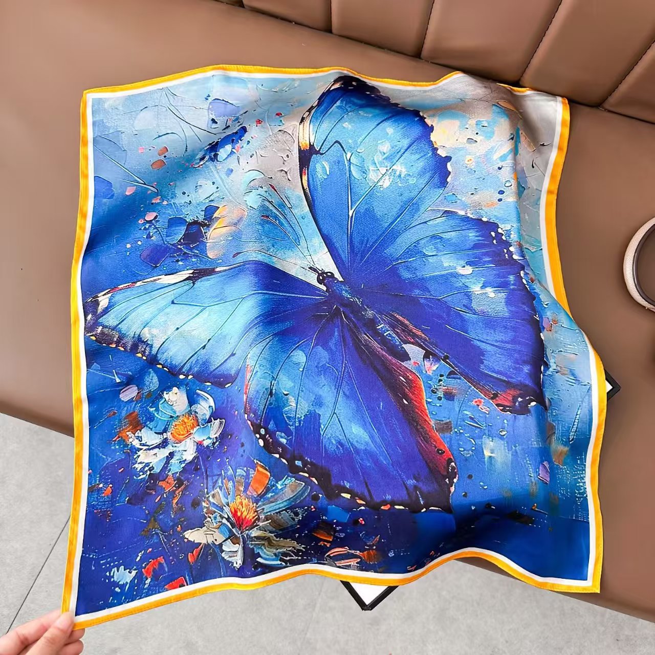 軽い豪華な北欧風の紫色の朝顔の花のプリントの绢糸のスカーフの女性の高級な気質の100% シルクの小さい方のタオル