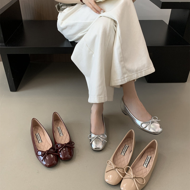 Retro flat ballet shoes paired with a skirt, red slip-on shoes for outdoor wear, soft-soled French Miu-style Mary Jane shoes