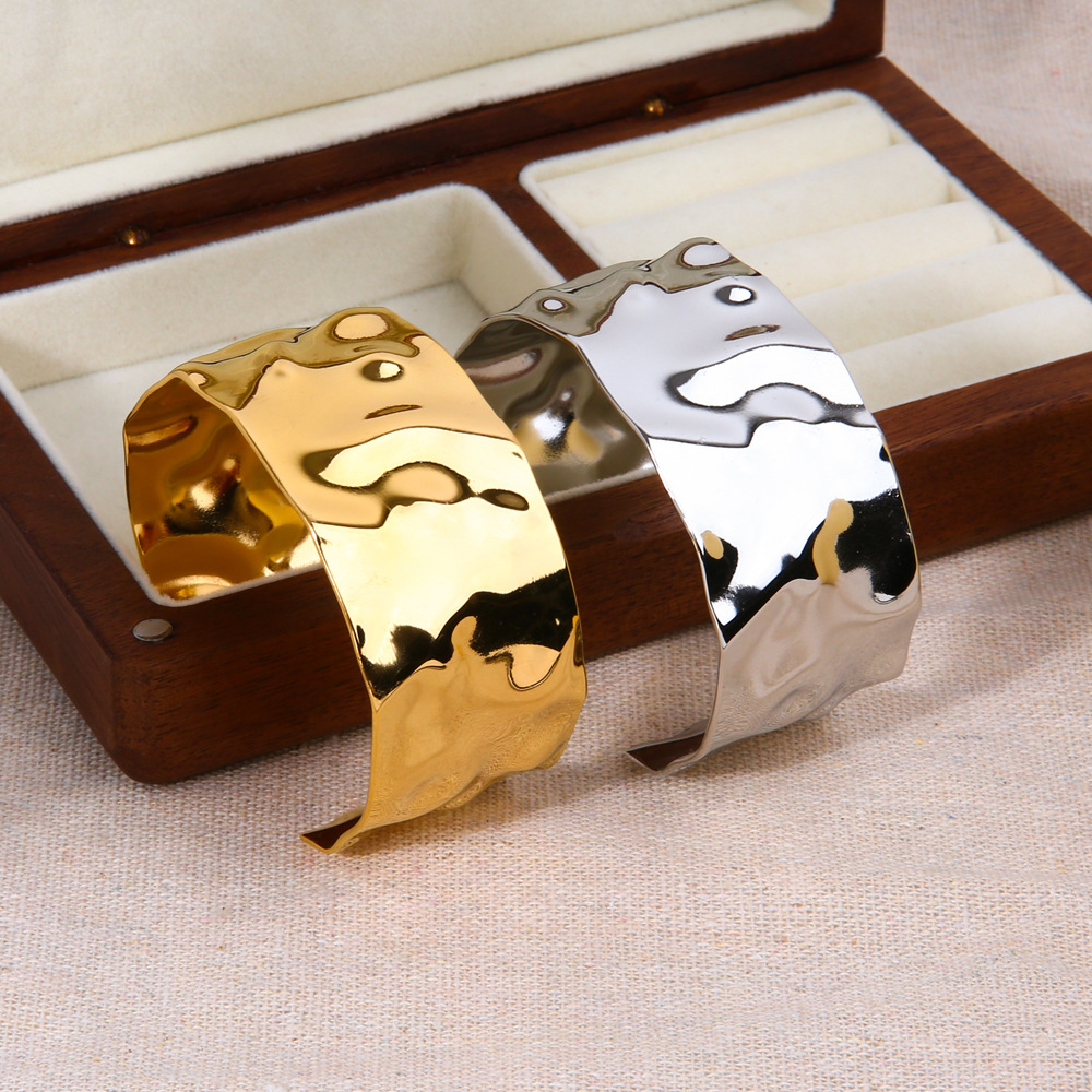 INS red estilo rojo titanio acero cóncavo-convexo martillo patrón amplia superficie pulsera 18K oro Acero inoxidable exagerado personalidad pulsera para las mujeres