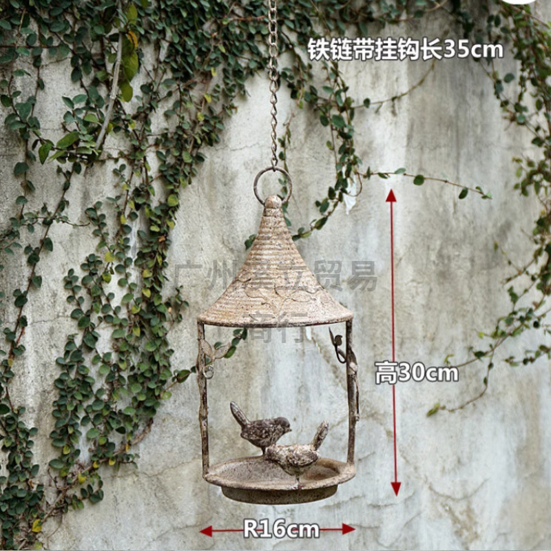 庭のベランダは鳥に餌を与えます。|undefined