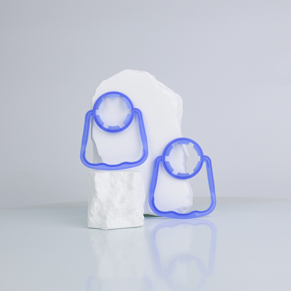 Proveedor al por mayor botella de agua potable desechable mango de plástico 28 / 30 calibre botella de bebidas PE mango