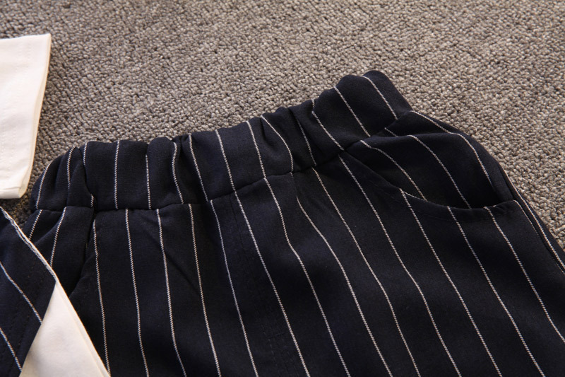 竖条领结背带套装