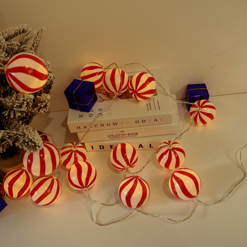 国境を越えてクリスマスの日のカラーケーキのイルミネーションの装飾の雰囲気ランプの部屋にクリスマスツリーのランプを配置する|undefined