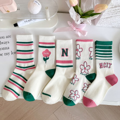 オリジナルデザインのストライプの花のストッキングの女性insのファッションのピンクの緑の系の学院の風の運動のアルファベットのストッキングの綿