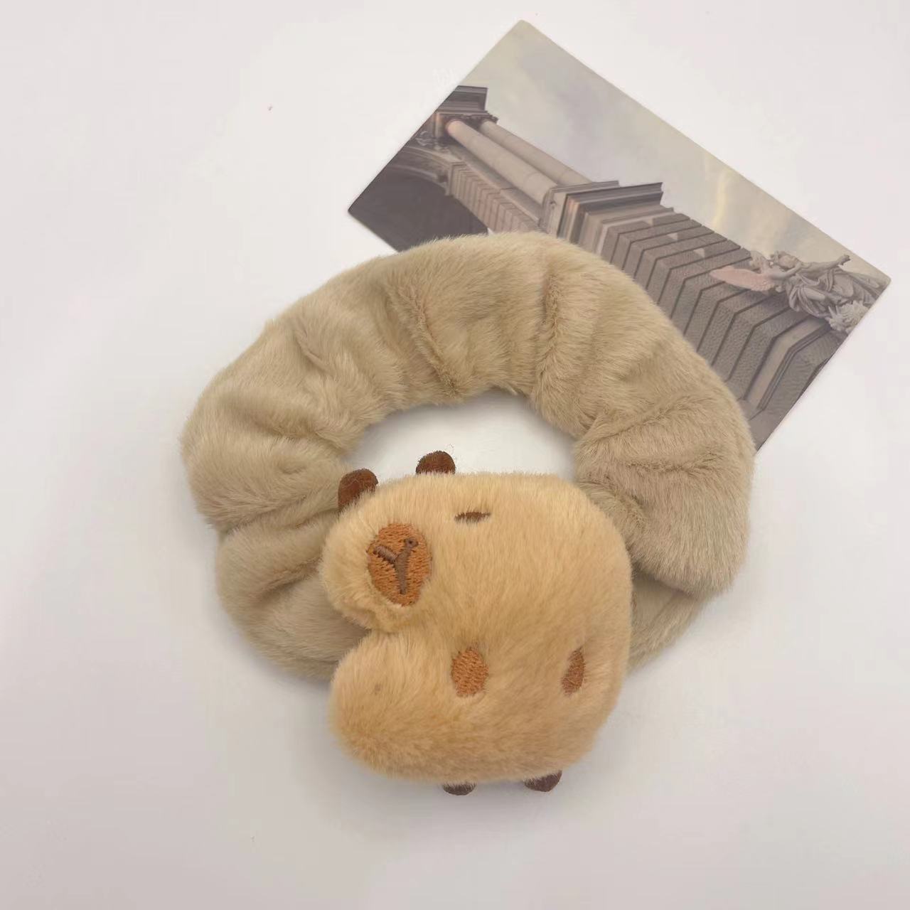 옆으로 쓴 곰 머리끈