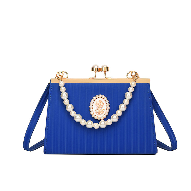Elegante pochette da sera per donna con perle e stemma regale_voghion.com