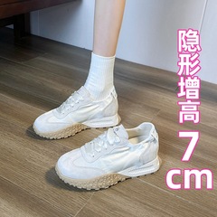 内の高くなる徳訓の靴の女性の本革の小さい白の靴の厚い底の阿甘の靴の小さい背の通気性のレジャーのバレエの靴の32