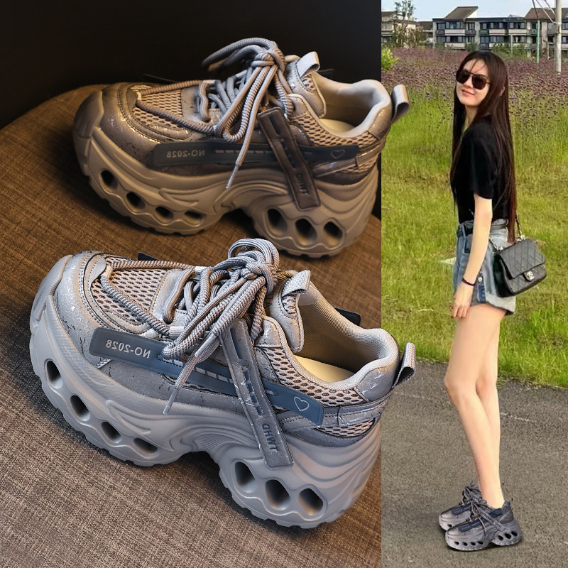Giày sneaker nữ đế dày tăng chiều cao kiểu lỗ thời thượng — màu đen