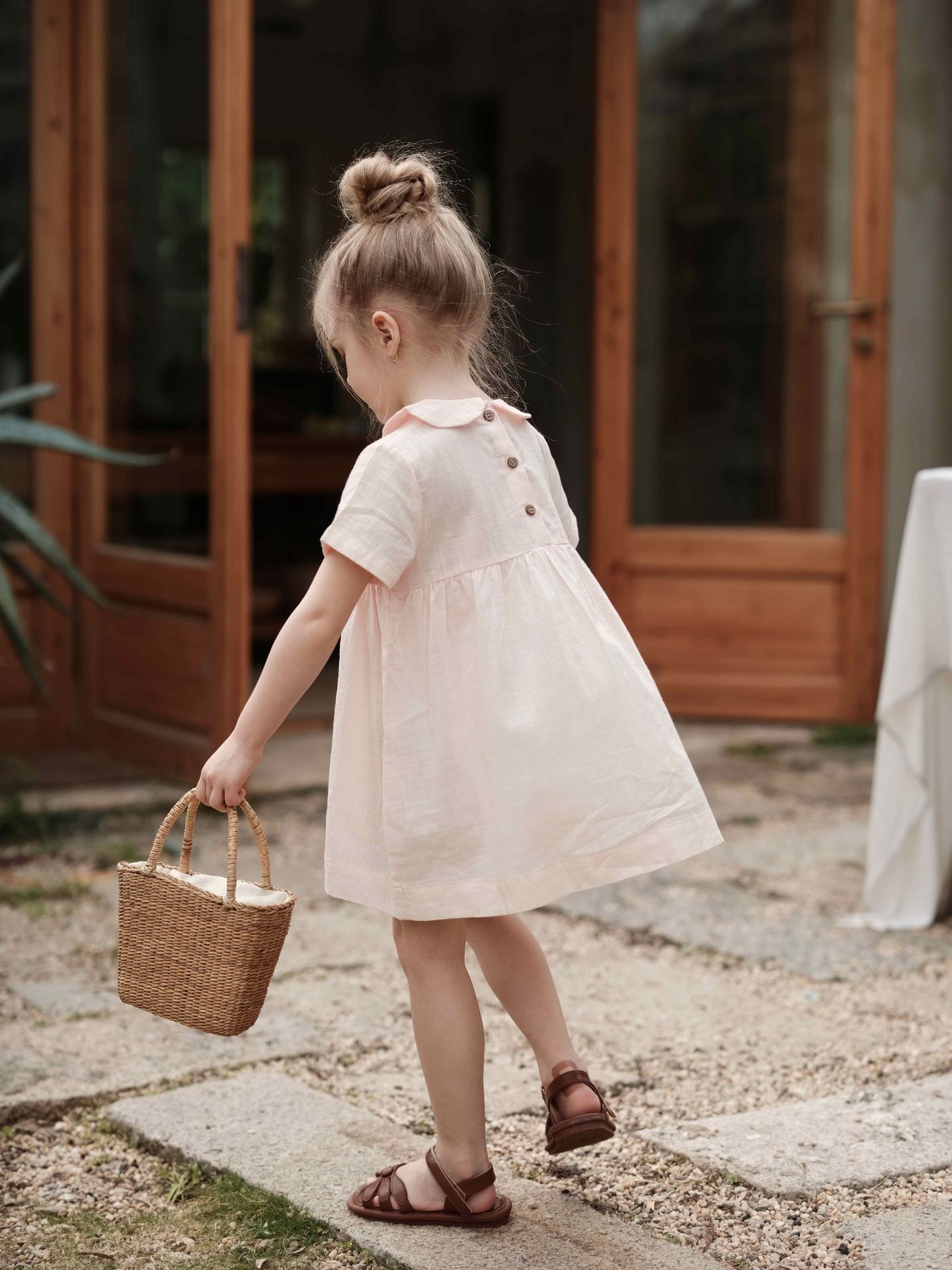 Vestido niña de algodón y lino bordado a mano con cuello_voghion.com