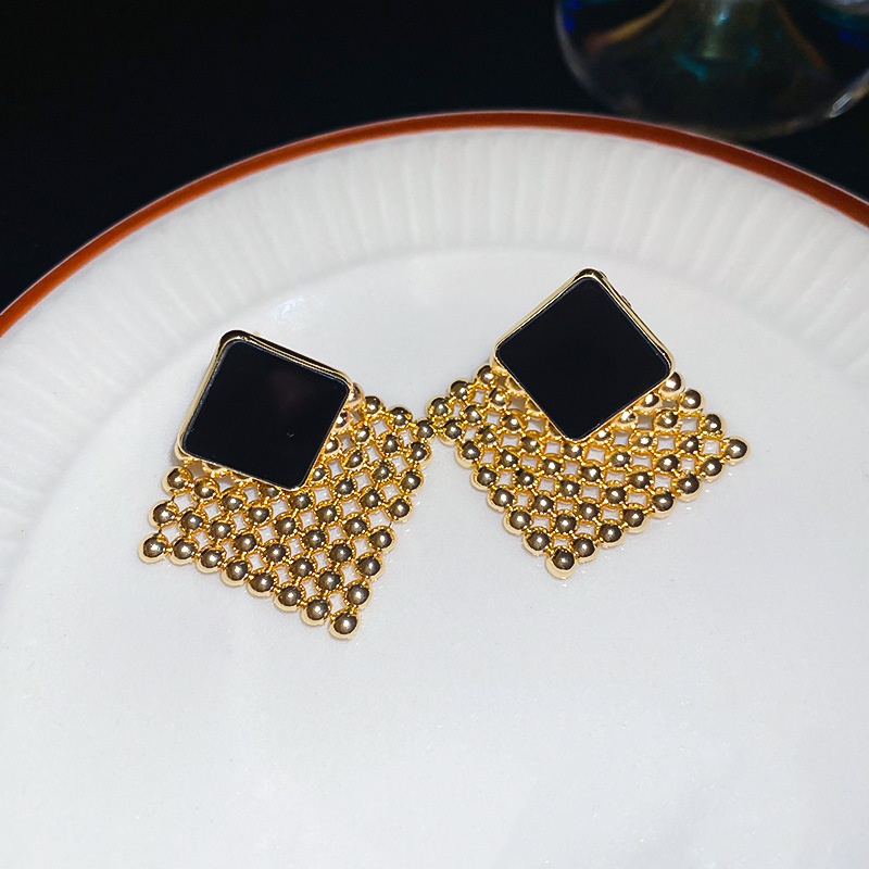 Pendientes en forma de diamante tejidos con aguja de plata Pendientes de temperamento de alta gama de lujo ligero Pendientes de todo fósforo de moda de nicho retro femenino