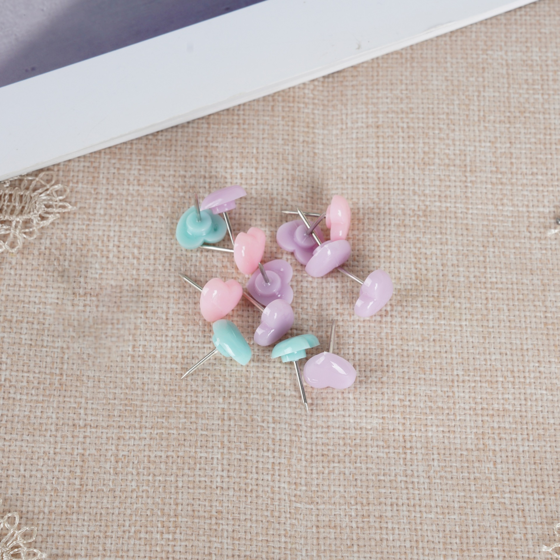 Yiwu fábrica en forma de I de uñas de amor rojo de uñas de plástico de corcho Pulsador de prensa de uñas en forma de corazón de uñas