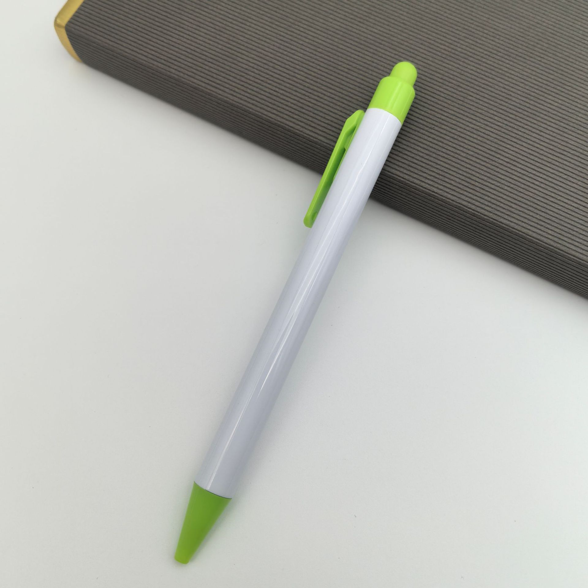 La parte superior de la bolígrafo de muñeca se puede instalar en la película de muñeca tridimensional de la bolígrafo publicitario DIY personalizado