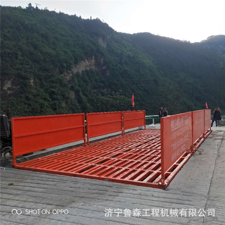 工地4米6米洗车平台 全自动红外线感应洗轮机价格 滚轴封闭洗车机