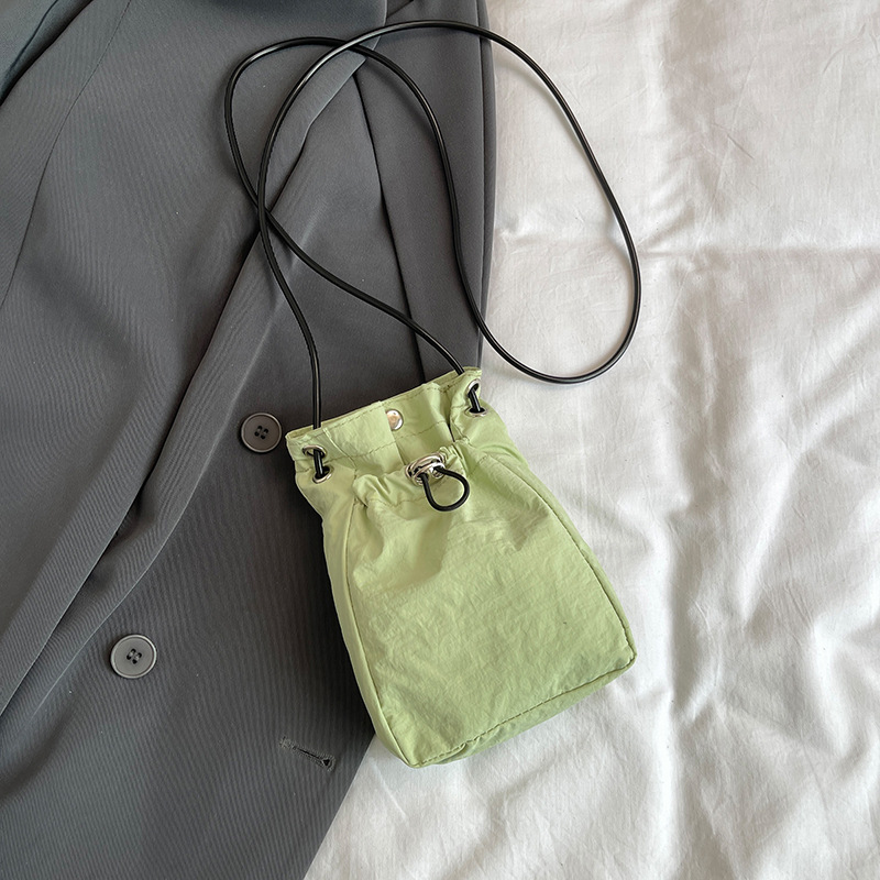 Casual bolso de tela de nylon ultra-fuego para mujeres 2024 nuevo verano versátil bolso de hombro bolso de cubo bolso de teléfono celular