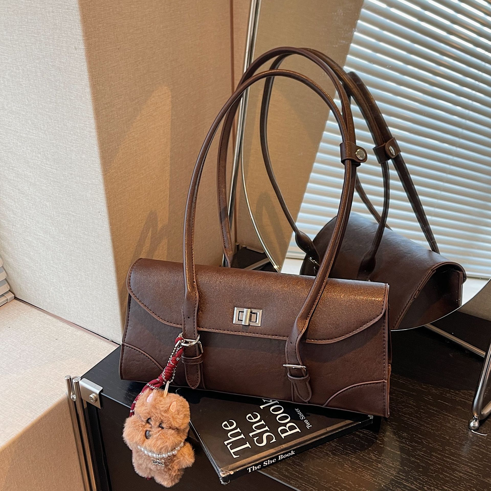 Bolsa retro de alto nivel para mujeres 2025 nuevo estilo coreano bolso de hombro de mano de moda casual bolso de palos de brazo