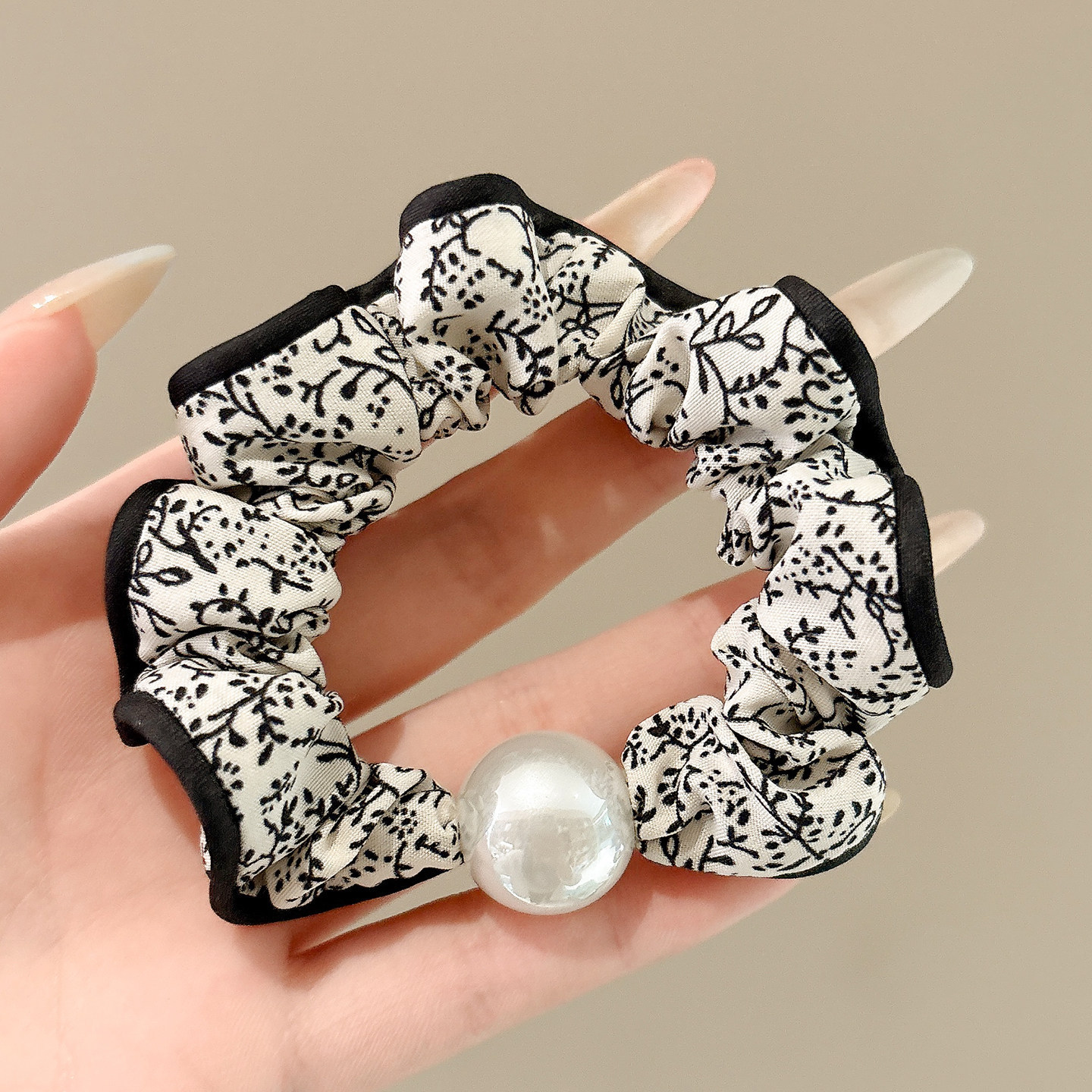 1# Coletero Beige Floral con Perlas - Aproximadamente 8 cm