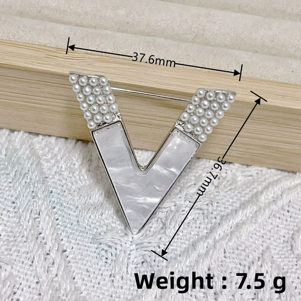 Large V-shaped dot pearl white K