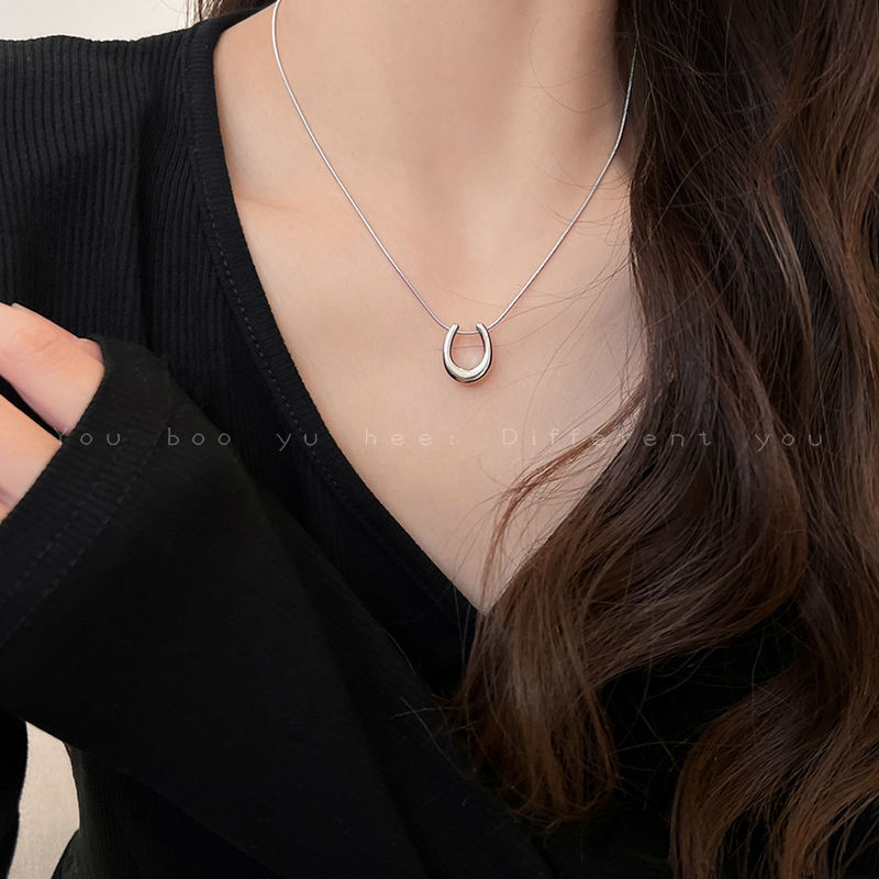 Collana a forma di U in acciaio al titanio dallo stile freddo e indifferente, design di nicchia femminile, ciondolo a ferro di cavallo, lusso leggero,_voghion.com