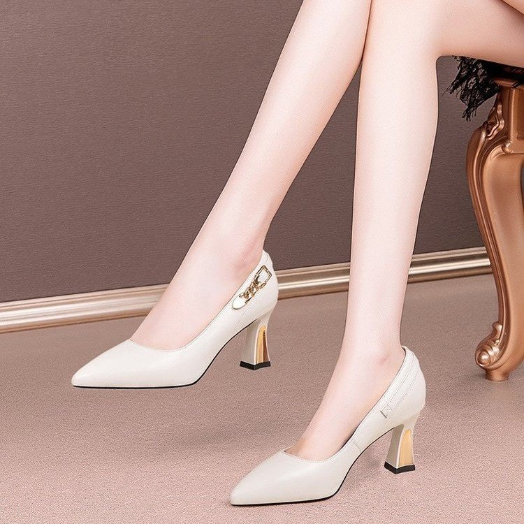 Zapatos de cuero de tacón grueso poco profundo, primavera 2025, nuevos zapatos de mujer profesionales versátiles de punta puntiaguda, de cuero suave, color negro.