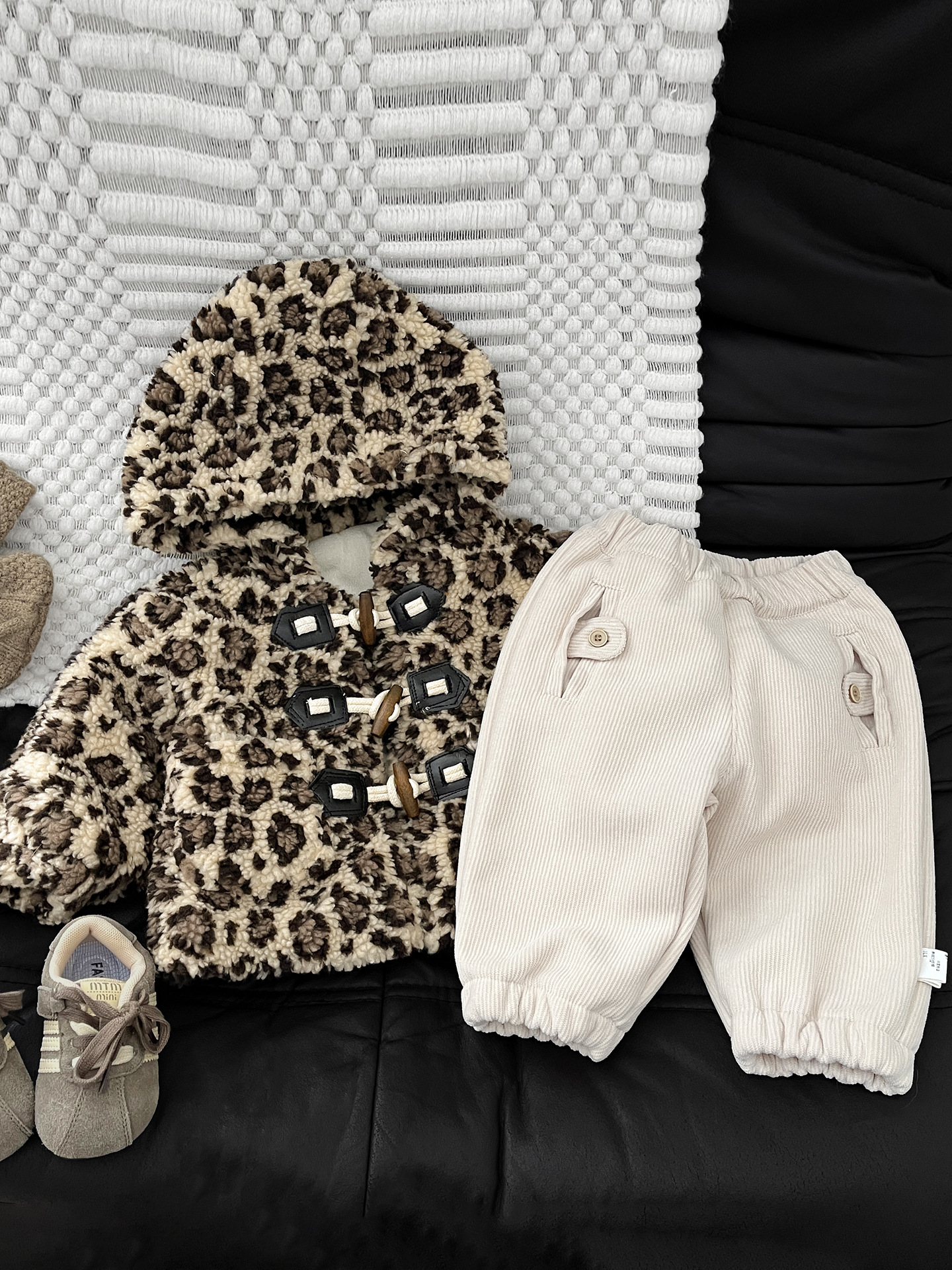 Ropa infantil coreana 2025 otoño y invierno coreano para bebés masculinos y femeninos con estampado de leopardo extranjero de cordero de peluche y peluche grueso chaqueta con capuz