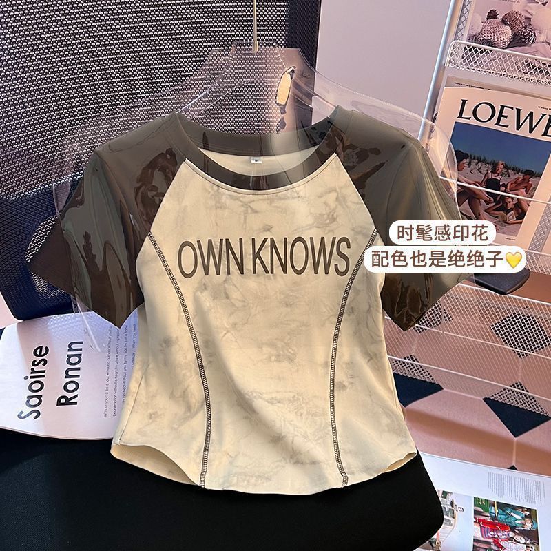 Camiseta de manga corta con sentido de diseño decorativo de línea brillante de color de contraste americano para mujer verano 2024 nuevo estilo suelto y delgado top de talla grande