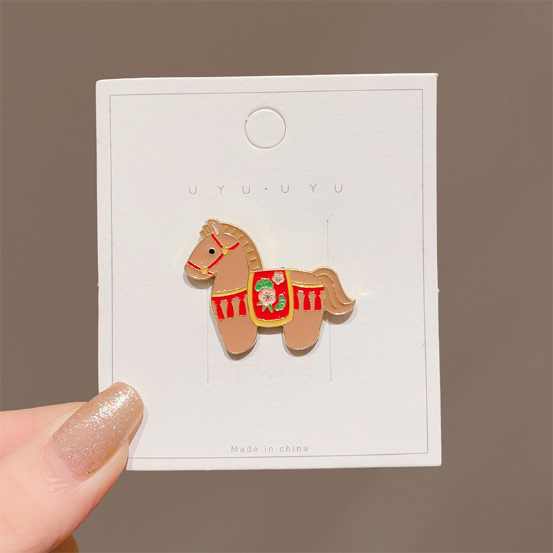 2026 año del caballo broche año nuevo año de la vida adorable cartón de dibujos animados insignia de metal bolsa ropa decoración regalos al por mayor