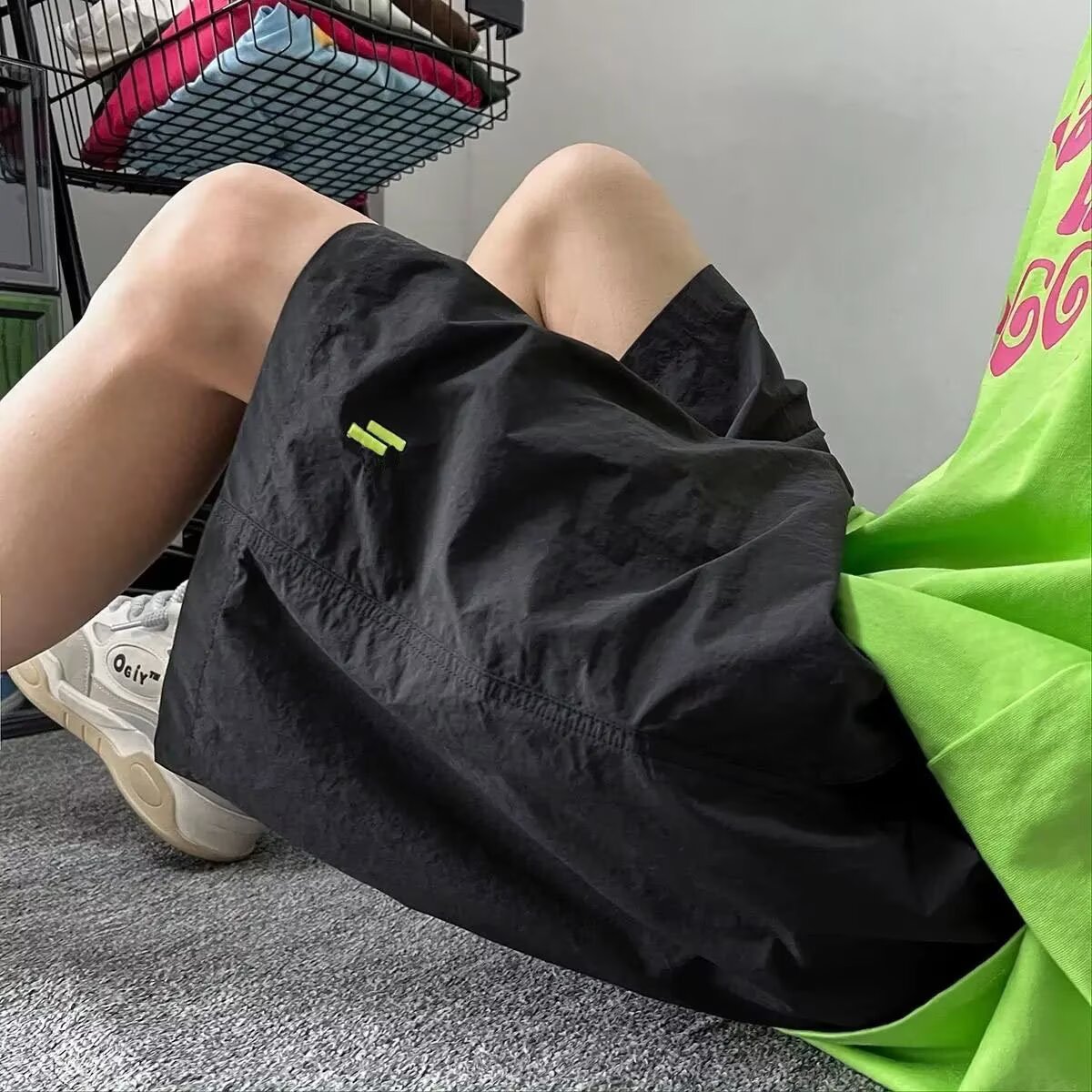 Camisas menos ropa verano nuevos pantalones cortos estadounidenses marca de moda para hombres estilo delgado sentido del diseño nicho holgado pantalones deportivos de gran tamaño