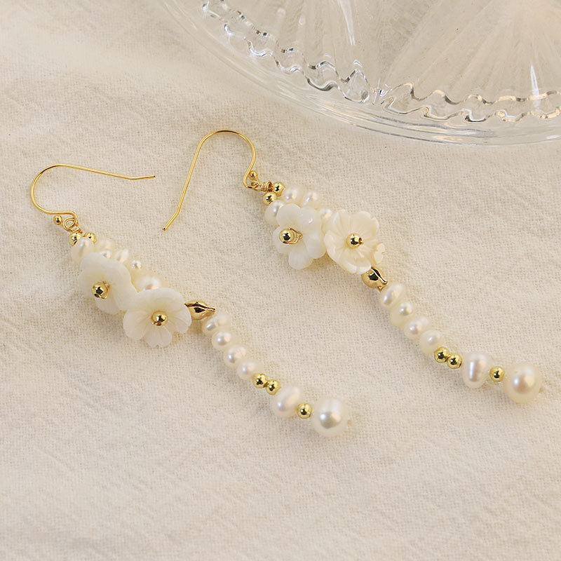 Flores de perlas naturales conchas de cobre pendientes de perlas retrógrados pendientes de perlas largos pendientes de perlas de alta calidad joyas de orejas de estilo general