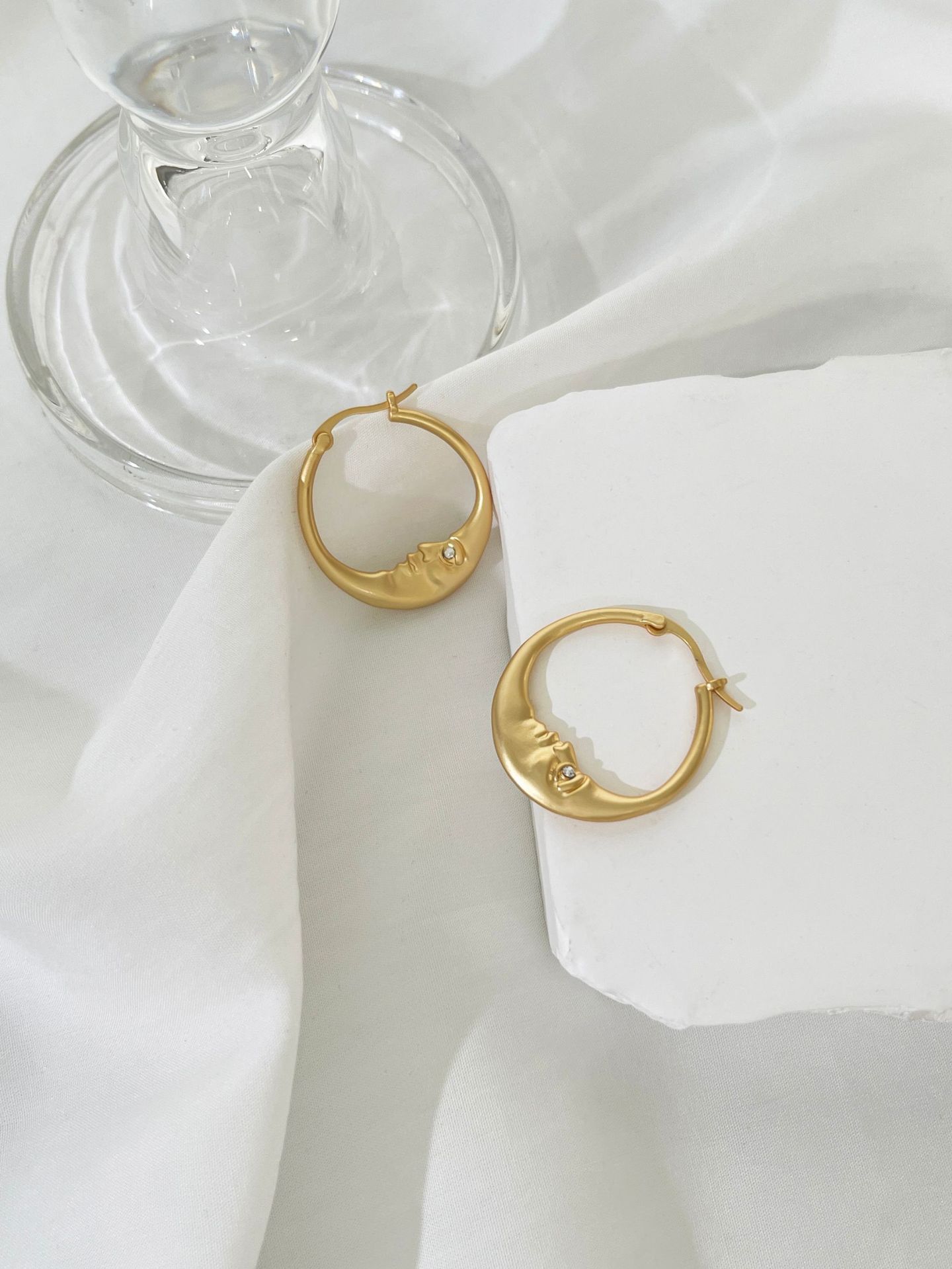 1 Pair Elegant Moon Plating Copper 14k Gold Plated Hoop Earrings display picture 5