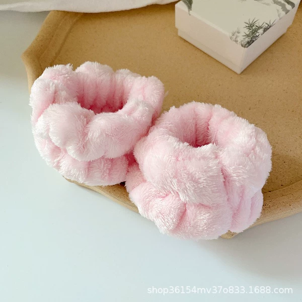 Fuchsia bracelet for face washing for beloved